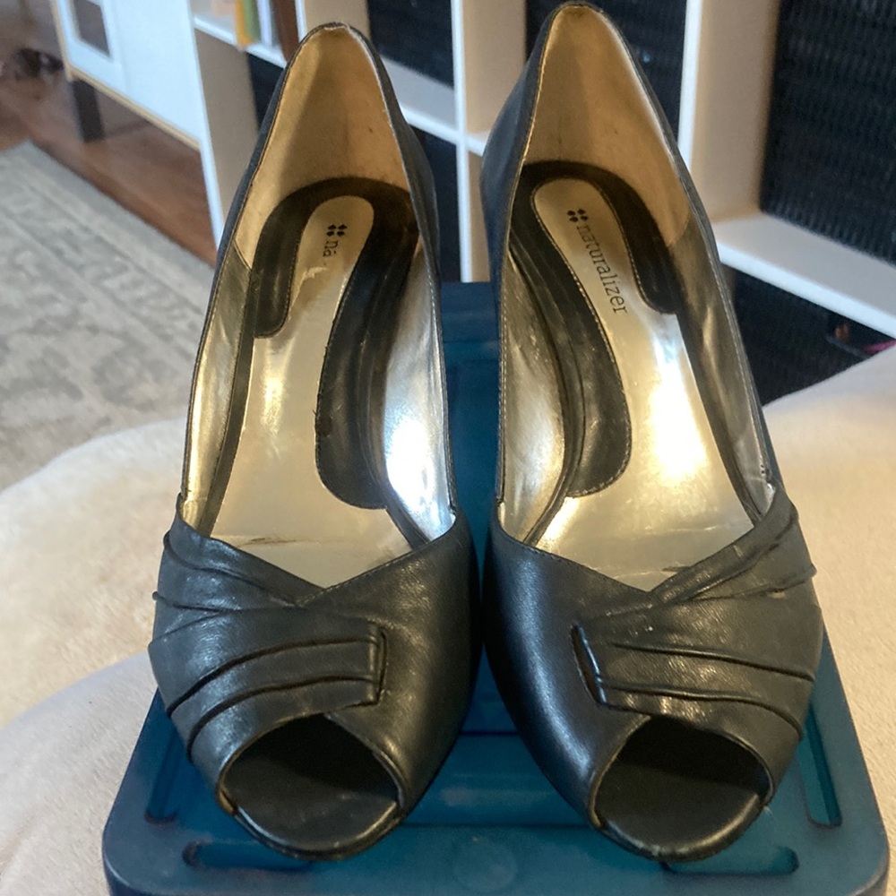 Naturalizer black leather heels